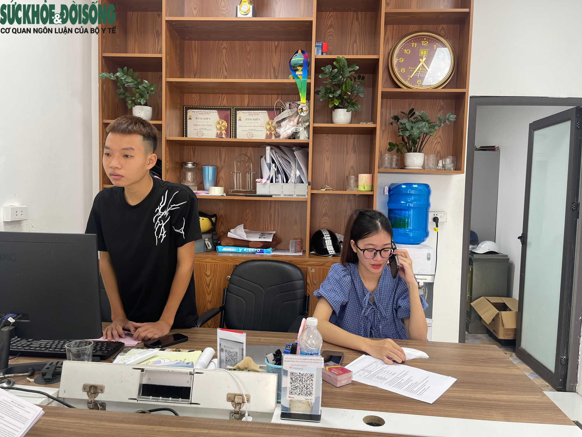 Những ngày này chị Hoàng Thị Kim Huệ liên tục nghe điện thoại đặt thuê xe của khách.